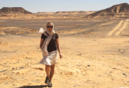 Vivian vandrer i Egypt ørken