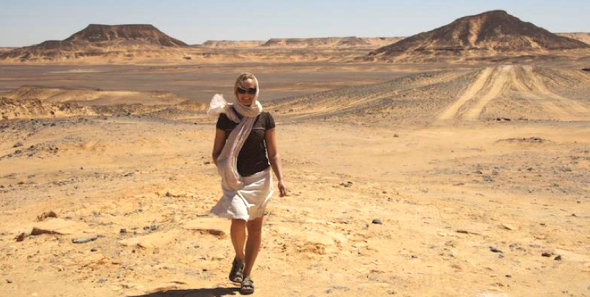 Vivian vandrer i Egypt ørken